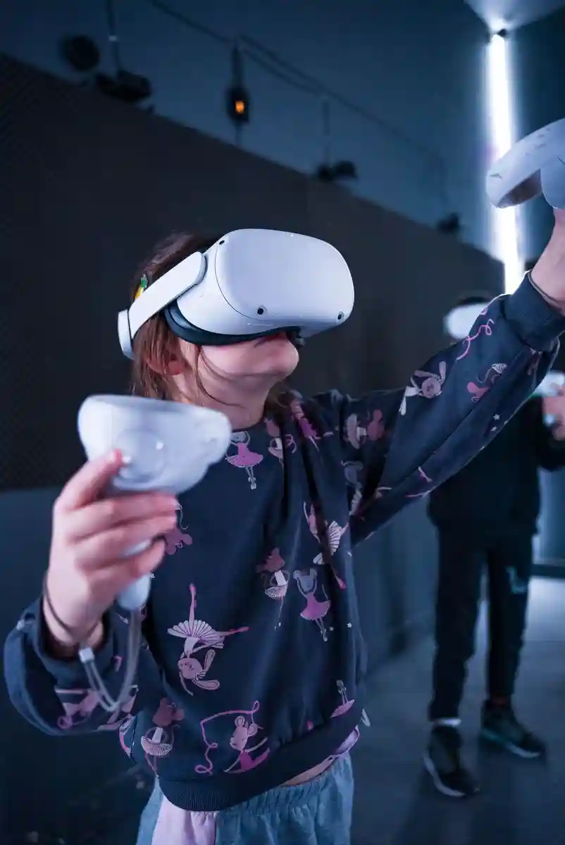 VR ACTIVE — 10