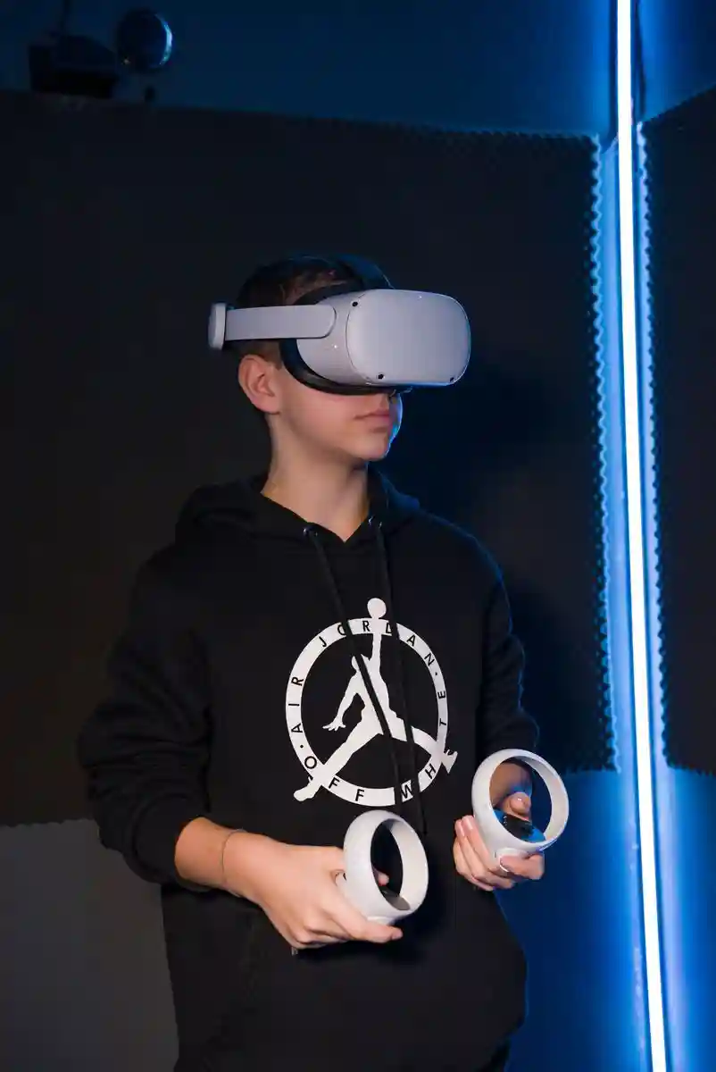 VR ACTIVE — 11
