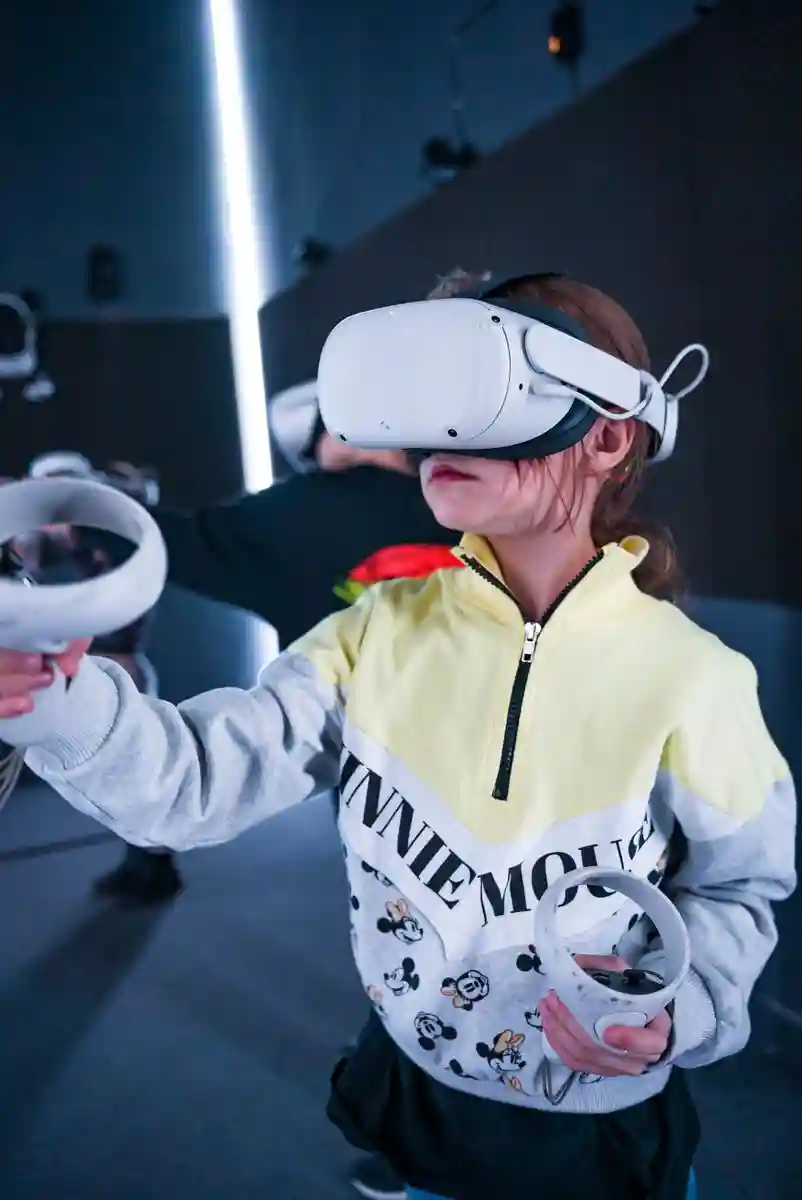 VR ACTIVE — 9